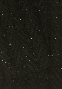 Schwarzer, strukturierter Stoff mit einem Fischgrätenmuster, geschmückt mit verstreutem, reflektierendem Pailletten für zusätzliche Details.