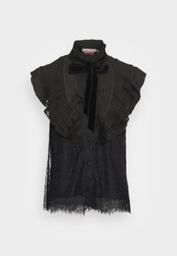 Blouse noire sans manches avec bas en dentelle, col superposé plissé et nœud en velours au col montant, boutonnée à l'avant.