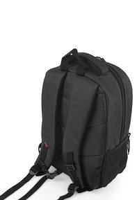 Mochila negra hecha de tela durable con correas acolchadas, cierres de doble cremallera y bolsillos laterales de malla. Presenta una forma rectangular y un diseño minimalista.