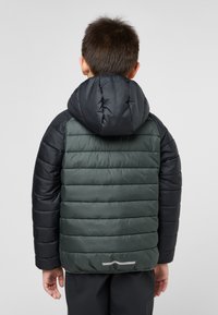 Giacca a vento imbottita con una combinazione di colori verde scuro e nero, design trapuntato, cappuccio e dettaglio riflettente sul retro.