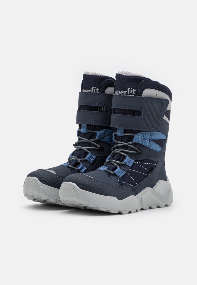 Dunkelblaue Winterstiefel mit grauen Akzenten, Textiloberfläche, Gummisohle, verstellbaren Riemen und reflektierenden Details für bessere Sichtbarkeit.