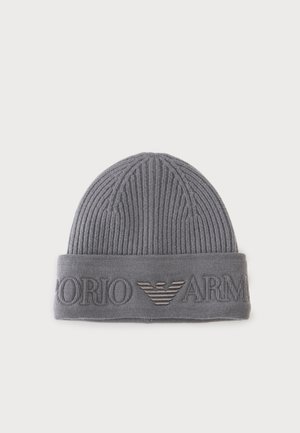 Sivá rebrovaná pletená čiapka so zloženým lemom s razeným textom "Emporio Armani" a logom orla na bielom pozadí.