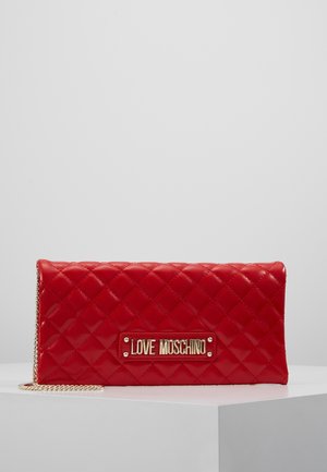 Czerwona pikowana skórzana kopertówka Love Moschino z złotym łańcuszkiem i metalową plakietką z logo z przodu, prezentowana na białej powierzchni.