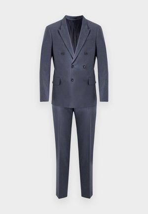 Costume bleu marine à double boutonnage avec revers cranté, deux poches avant et pantalon fuselé. Tissu lisse, coupe ajustée, détails minimaux.