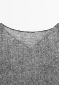 Top a V-collo a maniche corte in tessuto a righe bianche e nere. Leggero e testurizzato con una vestibilità rilassata. Design semplice e moderno.