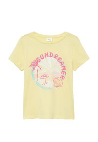 Geel katoenen T-shirt met een kleurrijk grafisch ontwerp van palmbomen, een strandparaplu en een schelp, omringd door het woord "ZOMER."