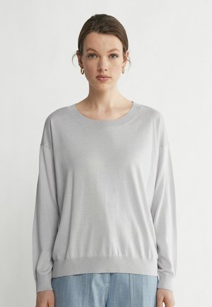 Pull long à manches longues gris clair, fabriqué dans un matériau doux, avec un col large et des poignets côtelés. Présente une coupe décontractée et un ourlet légèrement resserré.