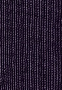 Tessuto a coste di un viola scuro con strisce verticali, realizzato in un materiale morbido e strutturato. Il motivo presenta creste consistenti e regolarmente distanziate.