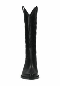 Zwarte leren cowboylaars met een spitse neus, hoge schacht en V-vormige opening. Voorzien van decoratieve stiksels langs de zijkanten en een platte zool.