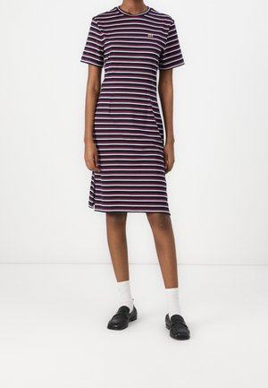 Stribet t-shirt kjole i navy, rød og hvid, med korte ærmer, rund halsudskæring og sidelommer. Har et lille logo på brystet.
