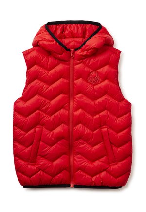 Czerwona pikowana kamizelka bez rękawów z kapturem, zapinana z przodu na zamek błyskawiczny i wyposażona w boczne kieszenie, z subtelnym haftowanym logo na piersi.