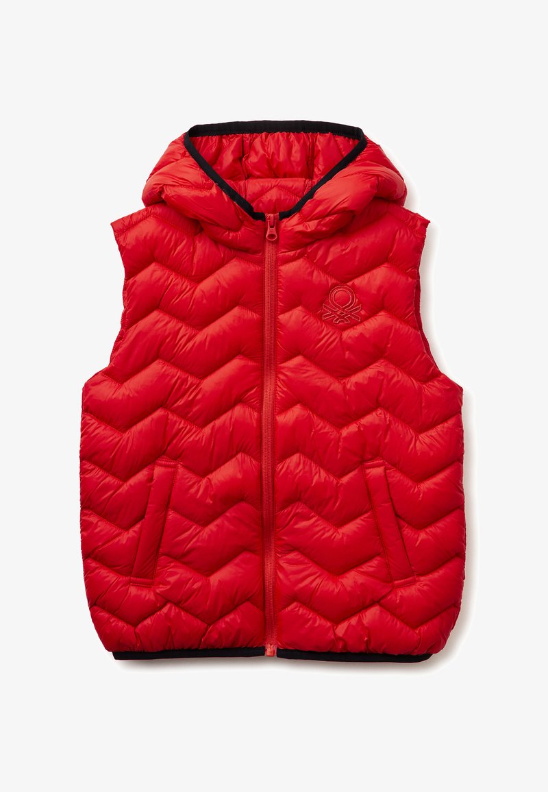 Veste rouge matelassée sans manches avec capuche, fermeture éclair frontale et poches latérales, ornée d'un logo brodé discret sur la poitrine.