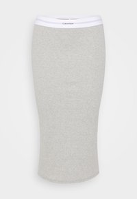 Calvin Klein pilka džersio sijonas su prigludusia forma ir elastine balta juosta, kurioje yra dvi baltos juostelės. Lygus paviršius, iki kelių ilgio.