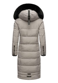 Abrigo de invierno acolchado en gris claro con capucha de piel sintética negra, con cuello alto, mangas largas y bolsillos con cremallera.