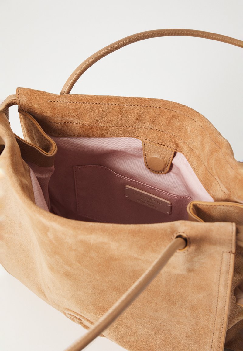 Borsa A Spalla Coccinelle Dulse In Suede - Made In Italy | 38x23x10 Cm, Pelle Di Mucca E Interno Cotone - Foto 8