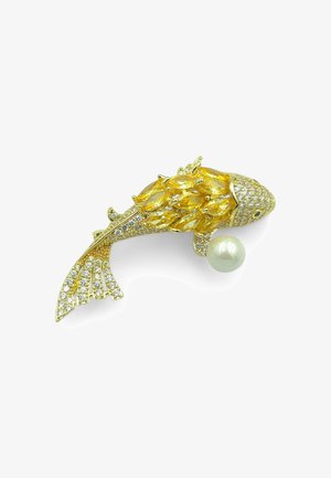 Broche en forme de poisson en ton or, ornée de cristaux jaunes et transparents, avec un détail en perle ronde. Écailles et nageoires intriquées, surface texturée.