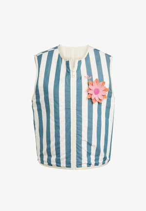 Chaleco sin mangas a rayas en tela azul y blanca, que presenta un cierre delantero y un aplique de flor rosa en el lado izquierdo.