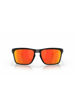 Occhiali da sole con montatura nera e lenti Arancione. Forma rettangolare, superficie liscia e design minimalista. Nessun marchio visibile.