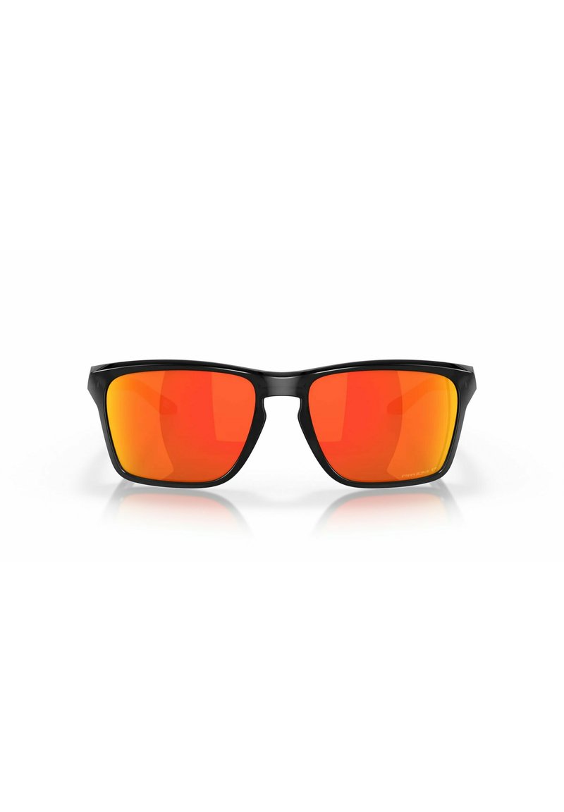 Occhiali da sole con montatura nera e lenti Arancione. Forma rettangolare, superficie liscia e design minimalista. Nessun marchio visibile.