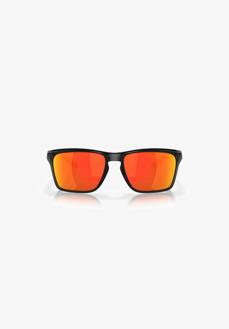 Occhiali da sole con montatura nera e lenti Arancione. Forma rettangolare, superficie liscia e design minimalista. Nessun marchio visibile.