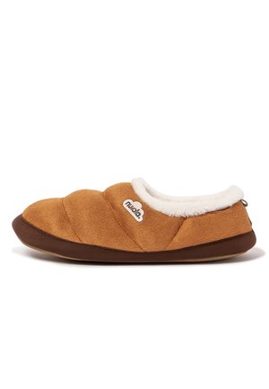 Brauner Slip-On-Hausschuh mit weichem weißem Fleece-Futter, gepolstertem Obermaterial und dunkelbrauner Sohle, seitlich auf weißem Hintergrund dargestellt.