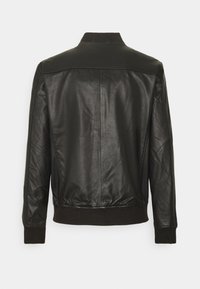 Černá kožená bomber bunda s žebrovanými manžetami a límcem, s hladkým texturou a minimálně šitými detaily na zadní straně.