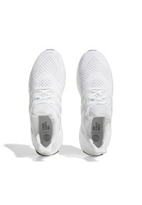 Vitaidrottsskor i vitt med ett stickat mesh-överdel, texturerade detaljer, snörning och kontrasterande svart yttersula. Miljövänlig design.