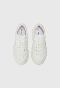 Baskets blanches avec une finition texturée, dotées d'une doublure douce et moelleuse, d'un système de fermeture à lacets et à glissière, ainsi que d'un détail perforé sur l'orteil.
