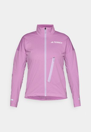 Veste Terrex rose clair avec un col haut, fermeture éclair intégrale et une poche poitrine zippée. Présente des motifs texturés et des accents réfléchissants.