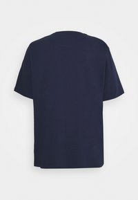 T-shirt en coton bleu marine à manches courtes, col rond et ourlet droit. Texture douce sans motifs ni détails visibles.