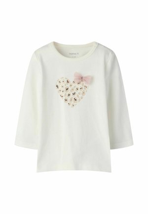 T-shirt blanc à manches longues pour tout-petit avec un cœur imprimé léopard et un petit nœud rose sur la poitrine.