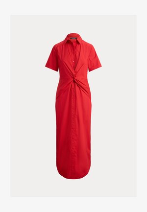 Robe chemise midi rouge avec manches courtes, col, boutons sur le devant et un détail de nœud torsadé à la taille.