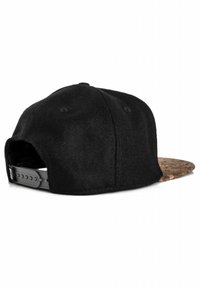 Cappello di lana nera con visiera in sughero, dotato di chiusura snapback e sei aperture di ventilazione sulla parte superiore. Fronte testurizzato con parte inferiore liscia.