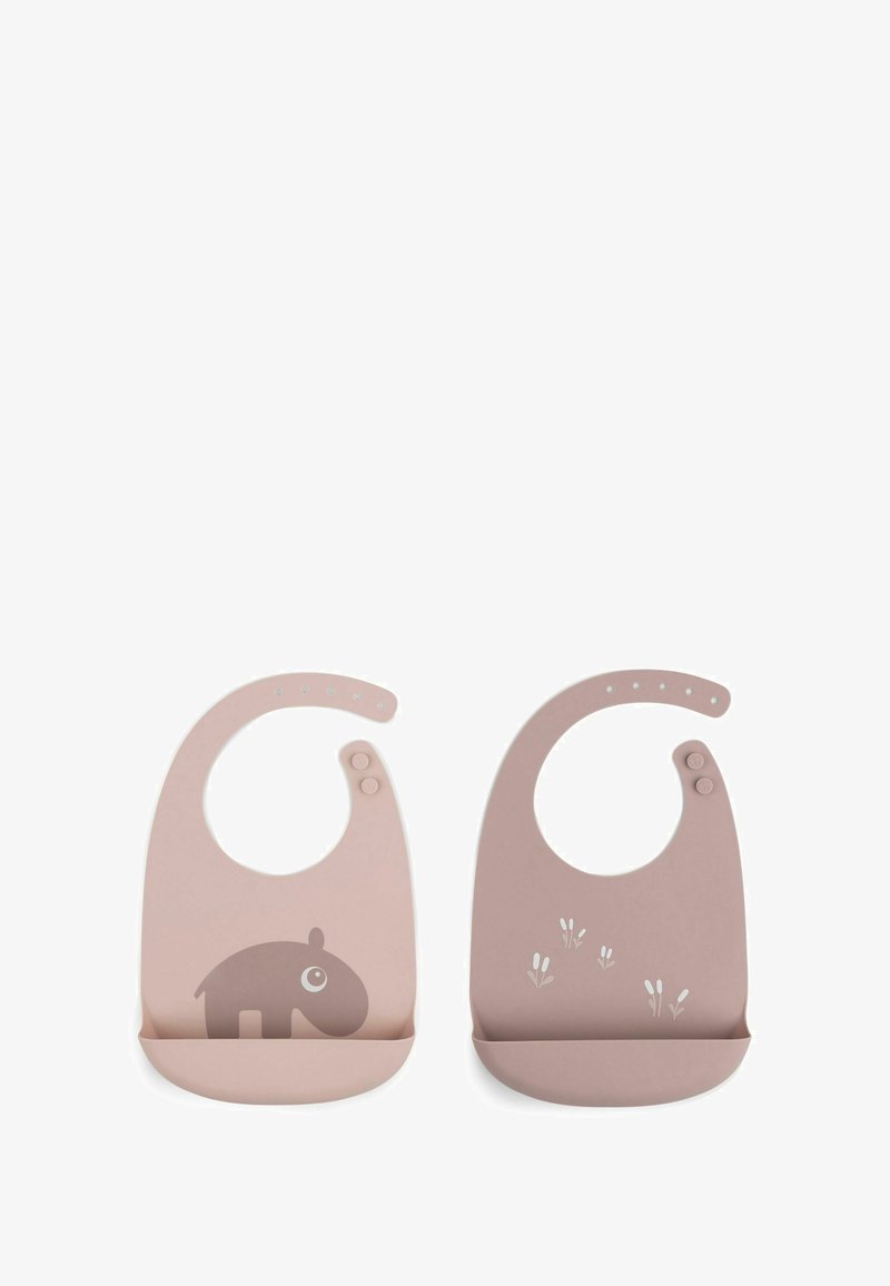 Bavoirs en silicone de couleur rose doux. Le bavoir de gauche présente un motif d'animal gris ; celui de droite est orné d'accents floraux. Les deux ont des encolures arrondies et des poches inférieures.