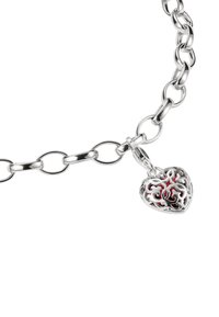 Silberne Kettenarmband mit einem herzförmigen Anhänger, der ein filigranes Design und einen roten Akzent aufweist.