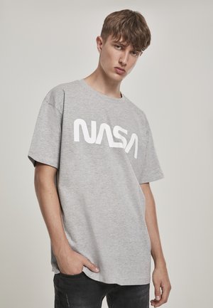 Grå bomull T-skjorte med korte ermer, med et stort hvitt "NASA"-logo på forsiden. Stoffet har en jevn tekstur.