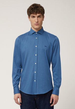 Blauw overhemd met lange mouwen van een soepele stof, voorzien van een button-down kraag, witte knopen en een klein donker logo op de linker borst.