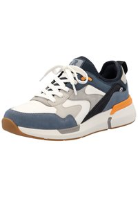 Sneakers con un mix di materiali bianchi, grigi, blu e blu scuro. Il design include chiusura con lacci, dettagli testurizzati e un particolare arancione.