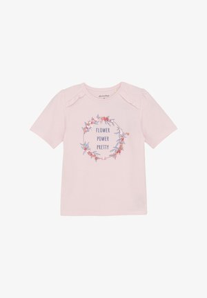 Svetloružová bavlnená tričko s krátkymi rukávmi, s volánovými detailmi na pleciach a kvetinovou grafikou v modrej a červenej farbe s textom "KÚZLO KVIETOK".