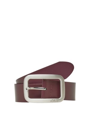 Ceinture en cuir marron foncé avec une grande boucle métallique argentée rectangulaire et le nom de la marque gravé dans le coin inférieur droit de la boucle.