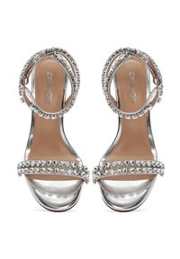 Sandali con tacco alto in argento che presentano due sottili cinghie alla caviglia con strass trasparenti e una finitura metallica liscia nel design open-toe.