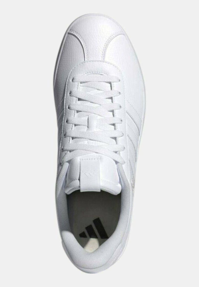 Weißer Sportschuh aus synthetischem Leder mit runder Spitze, flachen Schnürsenkeln und drei gestreiften Akzenten an der Seite. Innenliegendes Logo sichtbar.