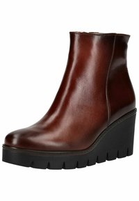 Bottine en cuir marron avec une finition lisse, semelle compensée et talon carré. Pr�ésente un semelle extérieure crantée noire en contraste et un bout arrondi.