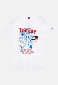 Tommy Hilfiger FUN TEE - Triko s potiskem - white