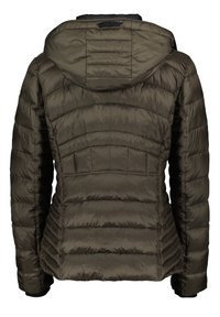 Veste matelassée couleur vert olive avec texture matelassée, capuche et poignets élastiques. Présente une coupe légèrement cintrée et une finition de tissu lisse et brillante.