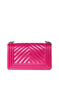 Rosa gesteppte Clutch mit Chevron-Muster, glatter Struktur und silbernen Akzenten. Reißverschluss oben mit kederförmigen Kanten.