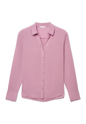 Bluzka w kolorze mallowym z długim rękawem, kołnierzykiem, zapinana na guziki z przodu i mankietami, ułożona płasko na białym tle.