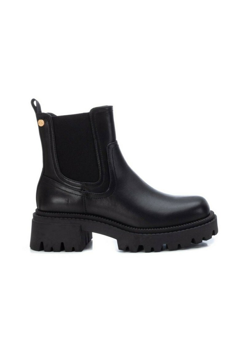 Stivaletto Chelsea in pelle nera con pannelli elasticizzati sui lati, suola in gomma spessa e linguetta per indossarlo, caratterizzato da una finitura liscia e un robusto motivo di battistrada.
