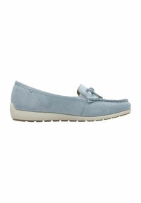 Šviesiai mėlyni daimio loafers tipo bateliai su plokščiu, tekstūruotu padu, turintys kaspiną priekoj ir siuvinėjimo akcentus aplink kraštus.