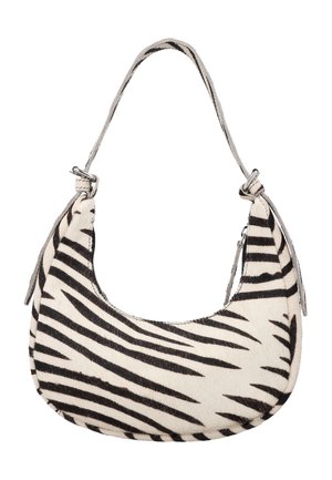 Kleine, halbmondförmige Schultertasche mit schwarz-weißem Zebramuster und einem einzelnen Riemen mit Metall-Schnalldetails.